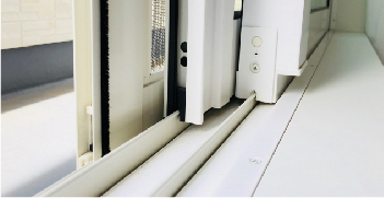 サッシ取り付け